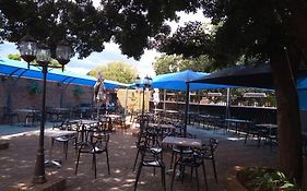 Suits Guest House & Bar